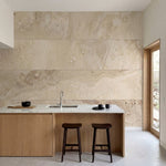 papier peint effet marbre texture pierre naturelle beige sable et veines dorees-1