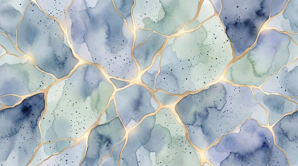 Papier peint panoramique effet marbre - Veines dorées fissures organiques fond bleu gris et vert sauge sur mesure - Design