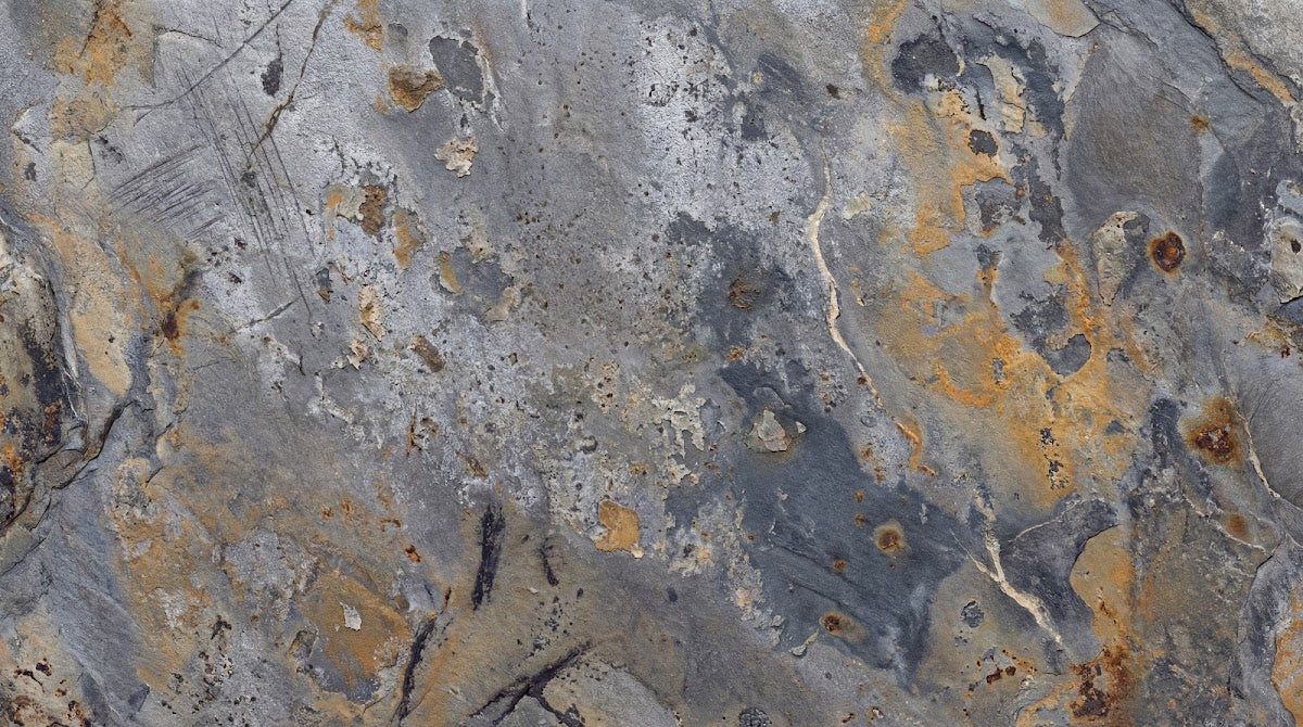 Papier peint panoramique effet marbre - Veines organiques fluides minérales tons gris bleu et ocre doré sur mesure - Design