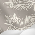 Papier peint panoramique feuillage tropical - Palmes stylisées détaillées tons beige crème et gris taupe sur mesure - Matière