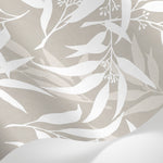 Papier peint panoramique feuillage - Feuilles stylisées branches délicates tons beige crème et blanc nacré sur mesure - Matière