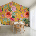 papier peint floral pivoines roses fleurs delicates feuillage vert fond moutarde-9