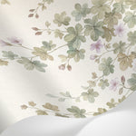 Papier peint panoramique floral vert - Branches tombantes feuilles palmées fleurs lilas fond beige crème sur mesure - Matière