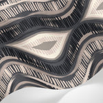 Papier peint panoramique geometrique - Motifs ondulés diamants rayures chevrons tons noir beige et gris taupe sur mesure - Matière