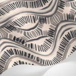 Papier peint panoramique geometrique - Motifs ondulés losanges rayures chevrons tons beige crème et noir graphique sur mesure - Matière