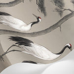 Papier peint panoramique grues japonaises - Cinq grues couronnées pins centenaires fleurs blanches fond beige crème sur mesure - Matière