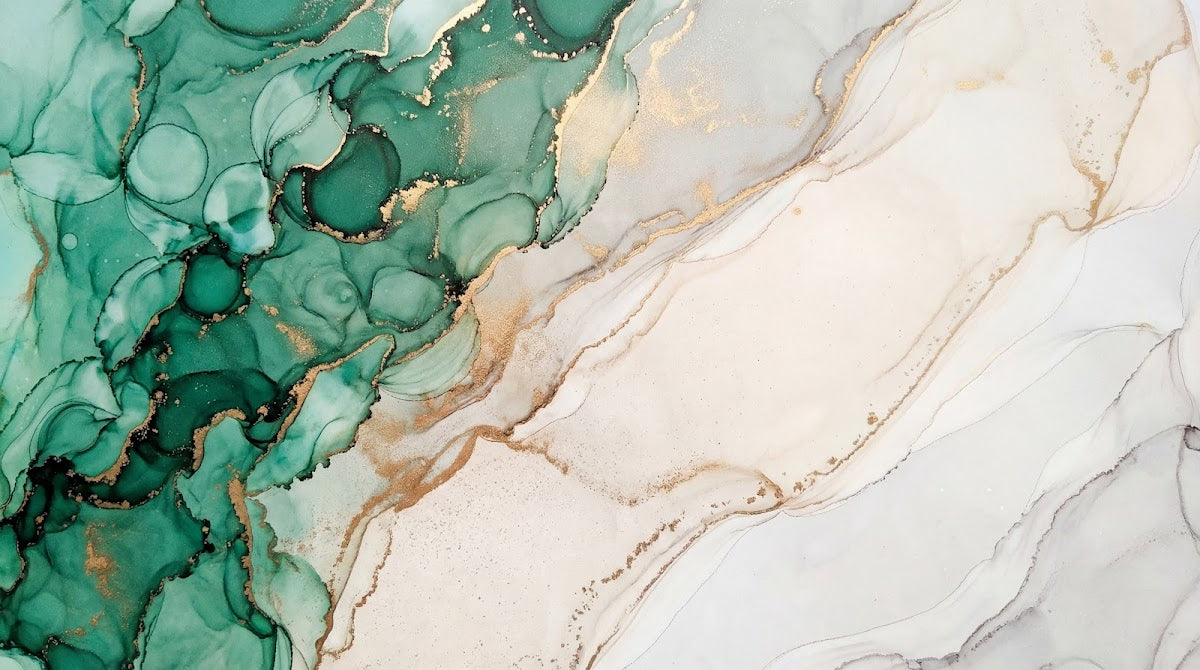 Papier peint panoramique marbre - Veines fluides organiques tons vert émeraude et beige crème sur mesure - Design