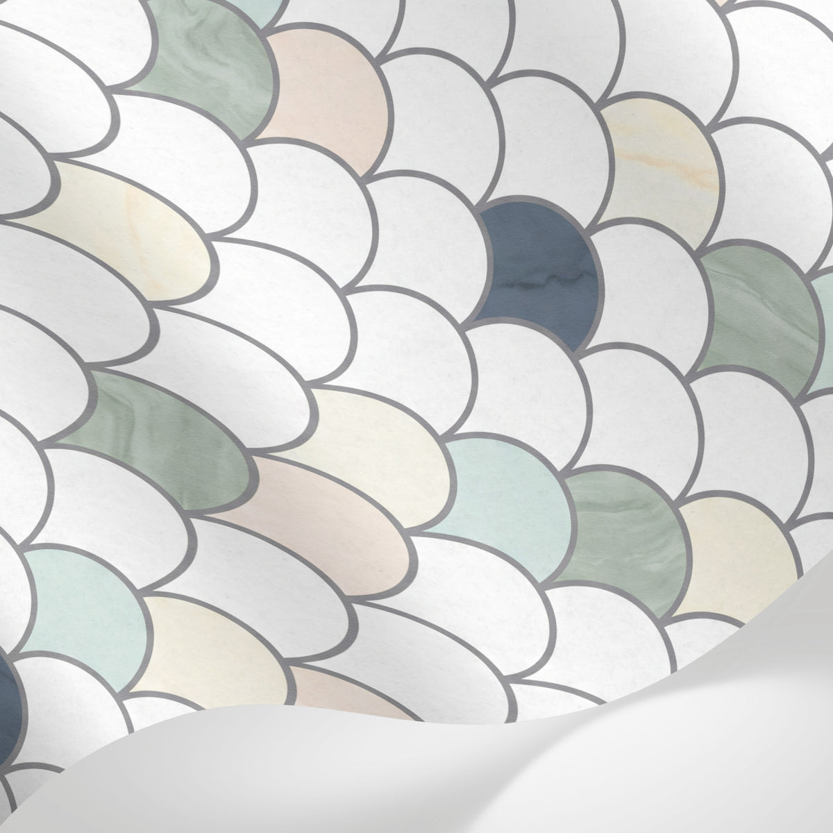 Papier peint panoramique géométrique - Écailles arrondies répétitives blanc crème beige et accents verts sur mesure - Matière