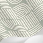 Papier peint panoramique abstrait - Lignes courbes arcs concentriques rayures entrecroisées fond vert sauge et blanc sur mesure - Matière