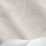 Papier peint panoramique feuillage - Feuilles dessinées traits fins superposées fond beige taupe et blanc crème sur mesure - Matière