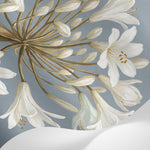 Papier peint panoramique floral - Agapanthes blanches ombrelles délicates tiges élancées fond gris bleu nuageux sur mesure - Matière