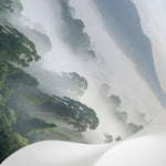 Papier peint panoramique forêt tropicale - Canopée dense brume matinale montagnes fond vert sauge et blanc sur mesure - Matière