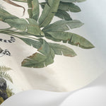 Papier peint panoramique jungle - Lémurin palmiers bananiers rochers volcaniques fond beige crème et vert sur mesure - Matière