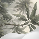 Papier peint panoramique jungle - Palmiers bananiers conifères brume matinale tons vert sauge et beige crème sur mesure - Matière
