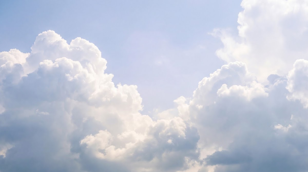 Papier peint panoramique nuage - Ciel vaporeux cumulus volumineux tons bleu pastel et blanc nacré sur mesure - Design