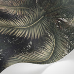 Papier peint panoramique palmier - Feuilles tropicales arquées superposées fond beige crème et vert sauge sur mesure - Matière