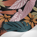 Papier peint panoramique tropical - Feuilles palmier monstera plumeria tons coral rose et vert émeraude fond noir sur mesure - Matière