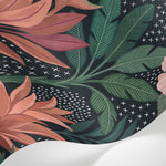 Papier peint panoramique tropical - Palmiers hibiscus feuillage exotique graphique fond noir et doré sur mesure - Matière