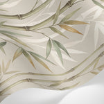 Papier peint panoramique zen - Bambous feuillage lancéolé tiges segmentées fond beige crème et vert sauge sur mesure - Matière