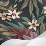 Papier peint panoramique tropical chic - Fleurs hibiscus feuillage exotique répétitif fond noir violet et crème sur mesure - Matière